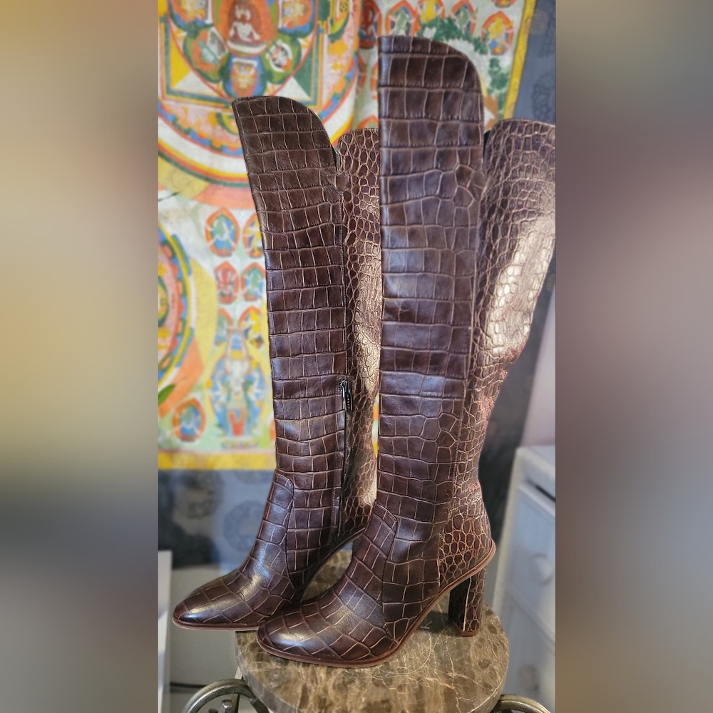 Vince Camuto knee high boots with side zipper Size 7